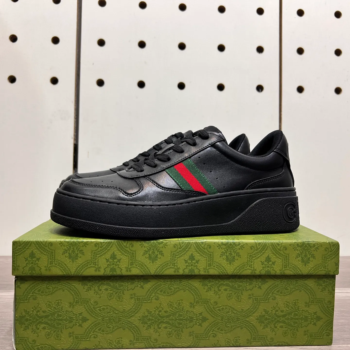 Factory price: 400💰Gucci original quality.~ Unique modern style sneakers. 🏃A must-have casual shoe for trendy men😍😍 Imported cowhide, sheepskin foot pads (refuse to discolor and grind feet) soles: Original soles specially provided by the original factory, French lazy style design ⚠️Fit to the feet, original quality, super comfortable original soles. Just like shooting the real thing 🎬The real thing is better, high-quality sneakers, size: 38-44 (45 and 46 can be customized)